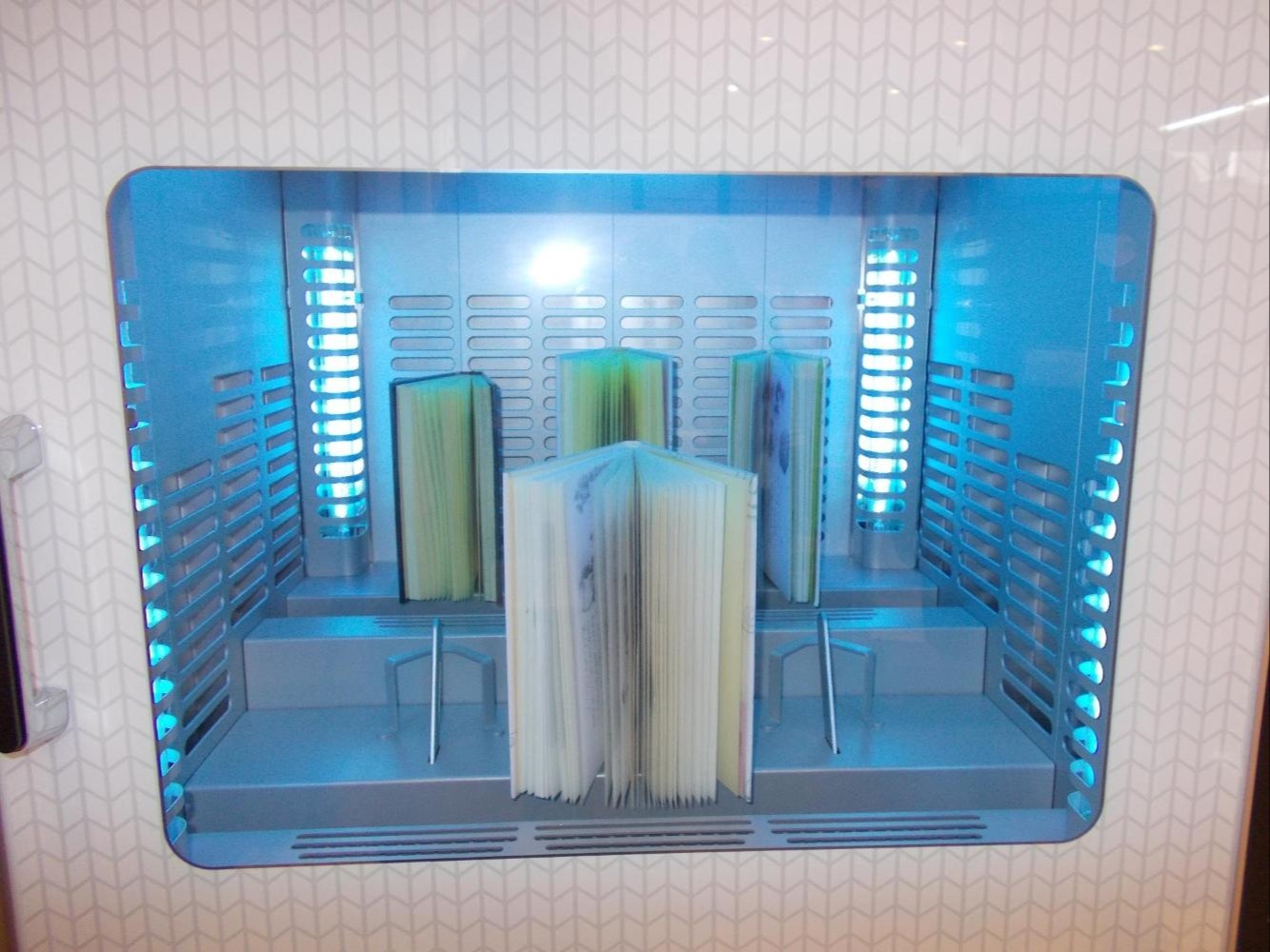 本を除菌している様子