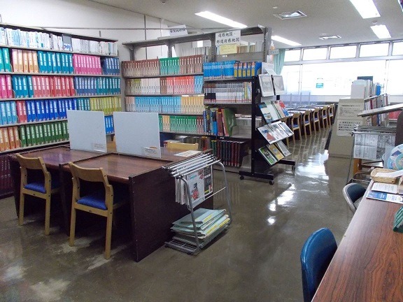 参考資料室学習コーナーと参考書が並ぶ本棚